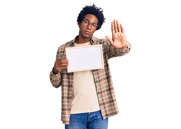 Snygg Afrikansk Amerikansk Man Med Afro Hår Håller Tom Banner — Stockfoto