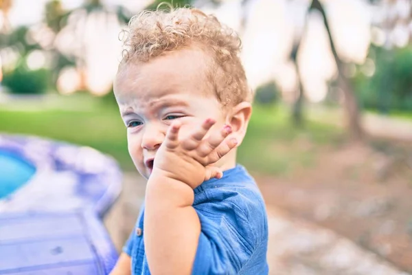 Sad Little Boy Putting Fingers Mouth Touching Gums Because Toothache — Stock Photo, Image