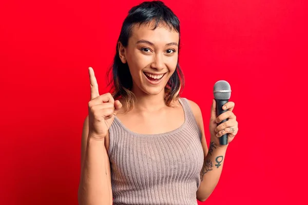 Giovane Donna Che Canta Canzoni Usando Microfono Sorridente Con Idea — Foto Stock