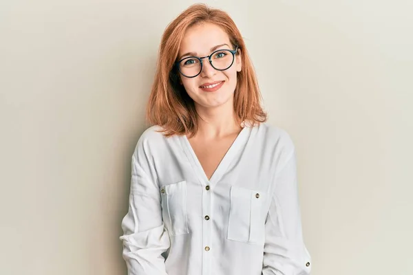 Mulher Branca Jovem Vestindo Roupas Casuais Óculos Com Sorriso Feliz — Fotografia de Stock