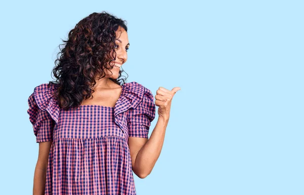 Mulher Bonita Meia Idade Vestindo Vestido Casual Sorrindo Com Rosto — Fotografia de Stock