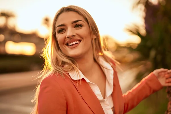 Junge Blonde Geschäftsfrau Lächelt Glücklich Der Stadt — Stockfoto