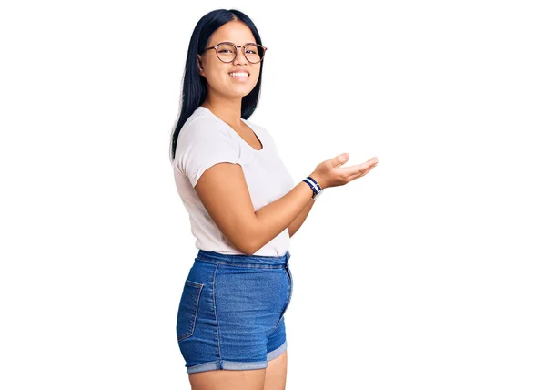 Young Beautiful Asian Girl Wearing Casual Clothes Glasses Pointing Aside — ストック写真