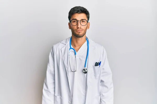 Joven Hombre Guapo Vistiendo Uniforme Médico Estetoscopio Deprimido Preocupado Por — Foto de Stock