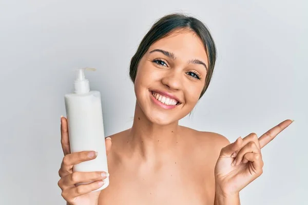 Jovem Morena Segurando Creme Facial Hidratante Cosmético Sorrindo Feliz Apontando — Fotografia de Stock