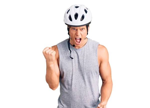 Jovem Homem Bonito Usando Capacete Bicicleta Irritado Louco Levantando Punho — Fotografia de Stock