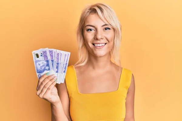 Mladá Blondýnka Drží Švédské Koruny Bankovky Vypadají Pozitivně Šťastně Stojící — Stock fotografie