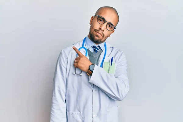 Homem Adulto Hispânico Vestindo Uniforme Médico Estetoscópio Apontando Com Dedo — Fotografia de Stock