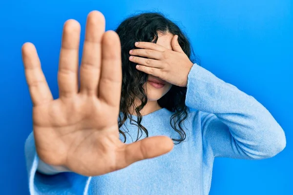 Ung Brunett Kvinna Med Lockigt Hår Bär Casual Kläder Täcker — Stockfoto