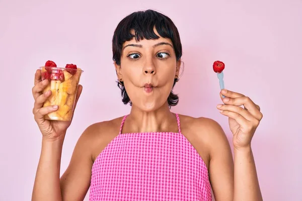 Schöne Brünette Frau Die Frisches Und Gesundes Obst Isst Macht — Stockfoto