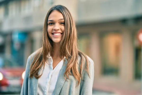 Giovane Donna Affari Latina Sorridente Felice Piedi Alla Città — Foto Stock