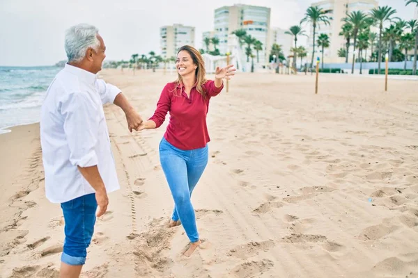 Pareja Mediana Edad Enamorada Bailando Playa Felices Alegres Juntos — Foto de Stock