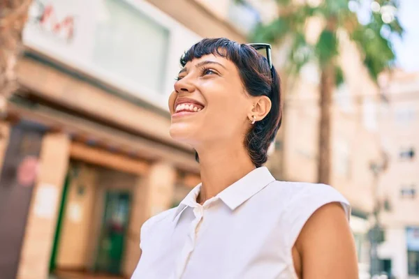 Young Woman Short Hair Smiling Happy Outdoors — Stock Photo, Image