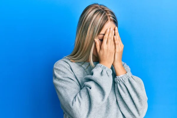 Mooie Blonde Vrouw Draagt Casual Kleding Met Droevige Uitdrukking Bedekken — Stockfoto