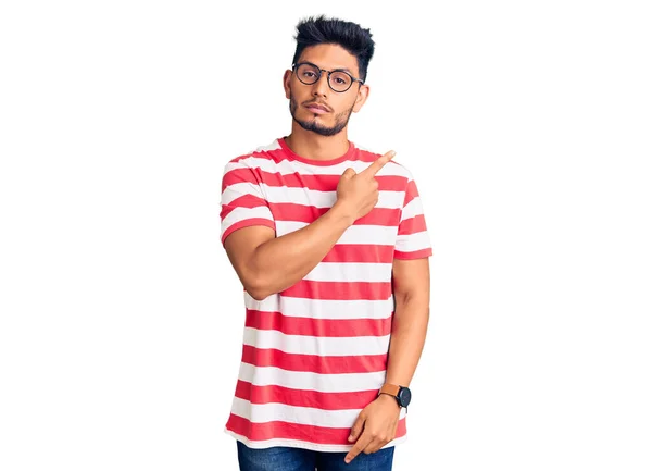 Guapo Joven Latinoamericano Con Ropa Casual Gafas Apuntando Con Dedo — Foto de Stock