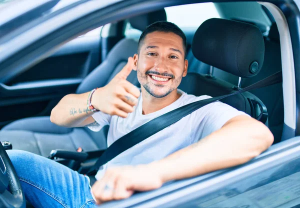 Mladý Hispánec Muž Usměvavý Šťastný Dělá Znamení Řízení Auta — Stock fotografie