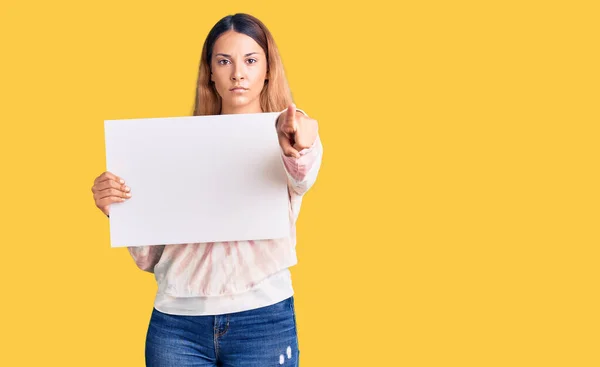 Bella Giovane Donna Con Uno Striscione Vuoto Puntato Con Dito — Foto Stock