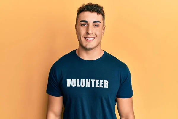 Der Hispanische Junge Mann Trägt Ein Freiwilliges Shirt Mit Einem — Stockfoto