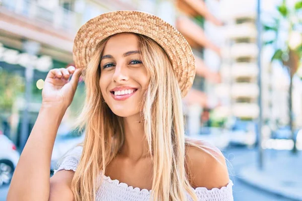 Joven Chica Turista Rubia Sonriendo Feliz Caminando Ciudad —  Fotos de Stock