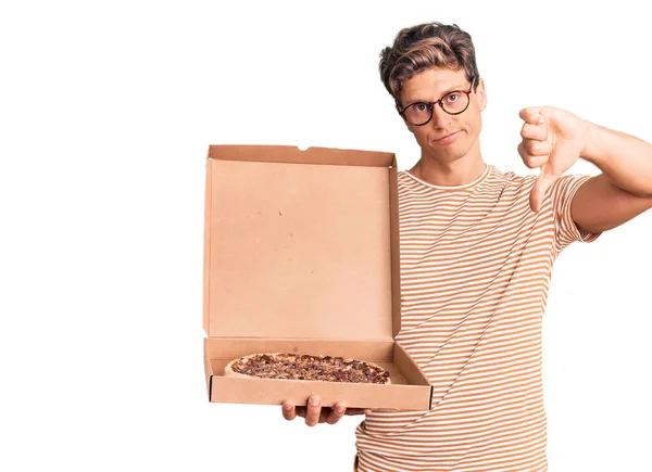 Ung Stilig Man Håller Leverans Pizza Box Med Argt Ansikte — Stockfoto