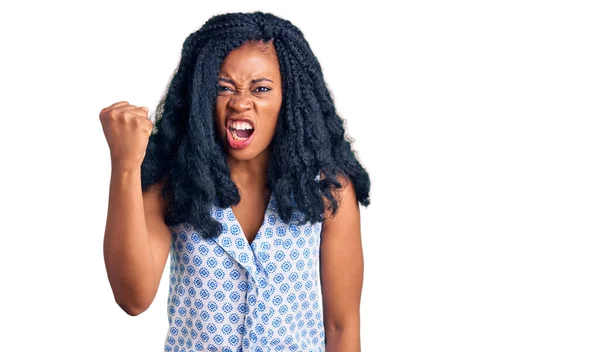 Güzel Afro Amerikan Kadın Rahat Bir Yaz Gömleği Giyiyor Kızgın — Stok fotoğraf
