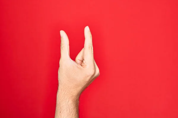 Kafkasyalı Genç Adam Parmaklarını Izole Edilmiş Kırmızı Arka Plan Üzerinde — Stok fotoğraf