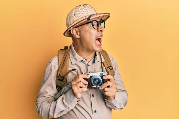 Homme Chauve Moyen Age Portant Chapeau Explorateur Une Caméra Vintage — Photo