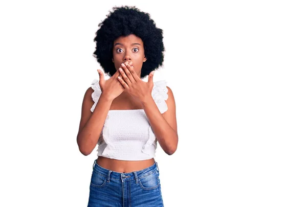 身穿休闲服的年轻的非洲裔美国女人因犯错而用双手捂住嘴感到震惊 秘密概念 — 图库照片