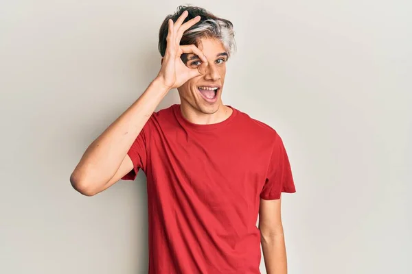 Jovem Hispânico Vestindo Roupas Casuais Fazendo Gesto Com Mão Sorrindo — Fotografia de Stock