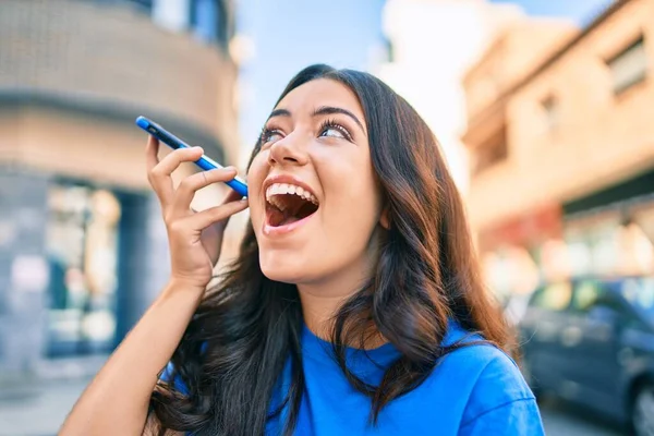 Junge Hispanische Frau Lächelt Glücklich Und Hört Audiobotschaft Mit Smartphone — Stockfoto
