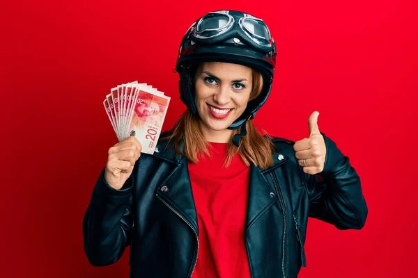 Mujer Joven Hispana Con Casco Motocicleta Sosteniendo Billetes Shekels Sonriendo —  Fotos de Stock