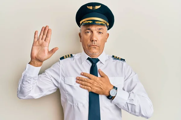 Schöner Reifer Mann Mittleren Alters Flugzeugpilotenuniform Der Mit Der Hand — Stockfoto