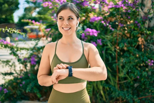 Jonge Blonde Sportvrouw Draagt Sportkleding Aanraken Horloge Het Park — Stockfoto