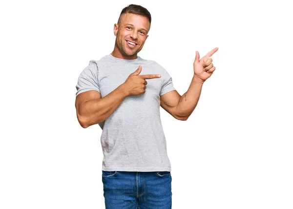 Bonito Homem Musculoso Vestindo Camiseta Cinza Casual Sorrindo Olhando Para — Fotografia de Stock