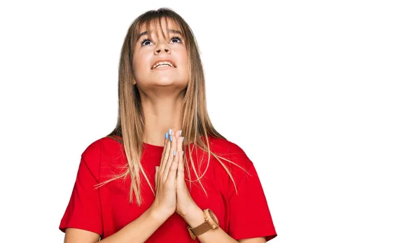 Adolescente Caucasiano Menina Vestindo Casual Camiseta Vermelha Implorando Orando Com — Fotografia de Stock