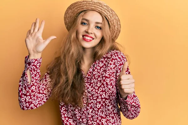 Hermosa Mujer Rubia Caucásica Con Sombrero Verano Mostrando Apuntando Hacia — Foto de Stock