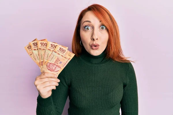 Mulher Ruiva Bonita Segurando 100 Pesos Mexicanos Notas Assustadas Espantadas — Fotografia de Stock
