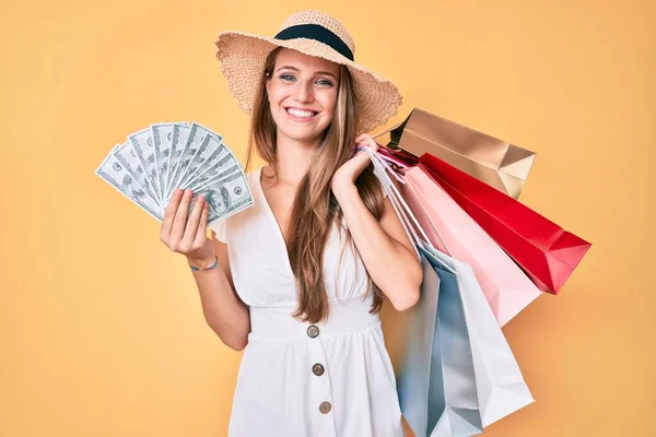 Ein Junges Blondes Mädchen Mit Einkaufstaschen Und Dollarnoten Das Mit — Stockfoto