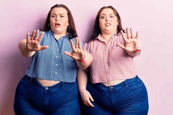 Mladé Velikosti Dvojčata Sobě Ležérní Oblečení Dělat Stop Gesto Dlaněmi — Stock fotografie