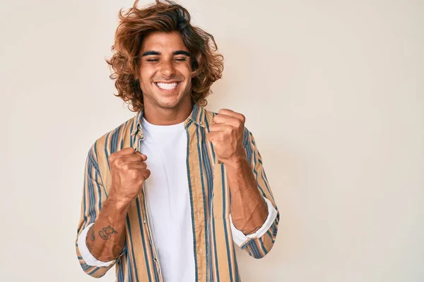 Ung Latinamerikan Man Bär Casual Kläder Firar Förvånad Och Förvånad — Stockfoto