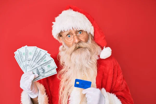 Starý Muž Kostýmu Santa Clause Dolary Kreditkou Šokující Tváři Skeptický — Stock fotografie