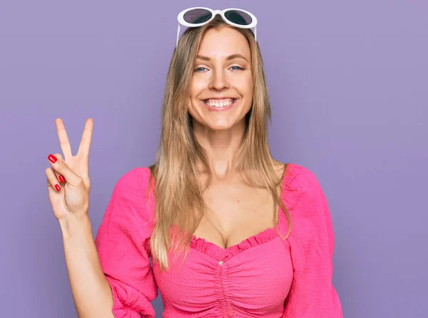 Hermosa Mujer Caucásica Con Gafas Sol Estilo Verano Sonriendo Con —  Fotos de Stock