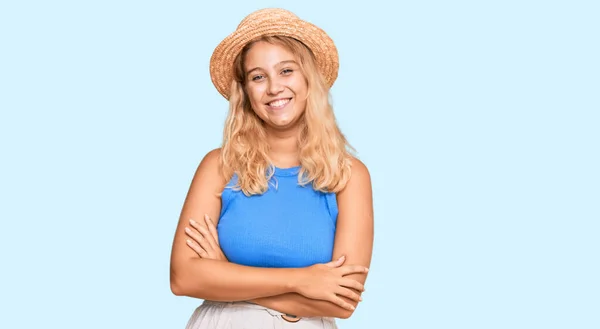 Ung Blond Flicka Bär Sommar Hatt Glad Ansikte Leende Med — Stockfoto