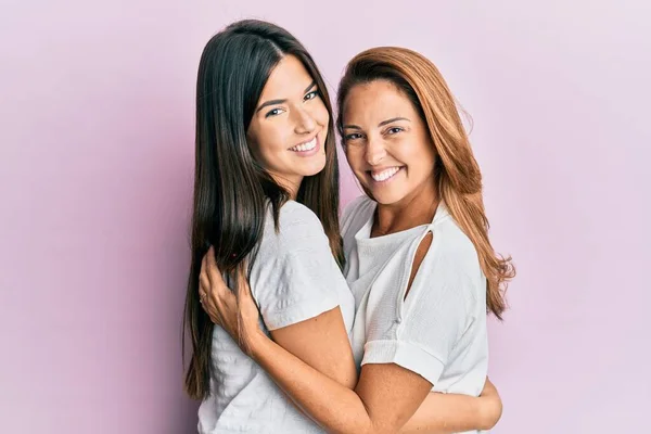 Hermosa Madre Hija Hispanas Sonriendo Feliz Abrazándose Sobre Fondo Rosa — Foto de Stock