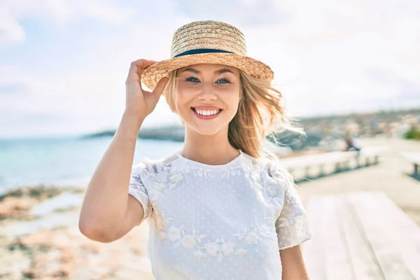 Jong Kaukasisch Toeristisch Meisje Glimlachen Gelukkig Wandelen Promenade — Stockfoto