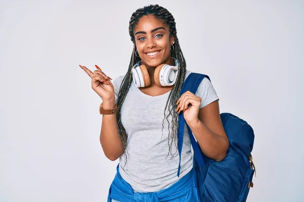 Fiatal Afro Amerikai Copfos Visel Diák Hátizsák Fejhallgató Mosolyogva Boldog — Stock Fotó