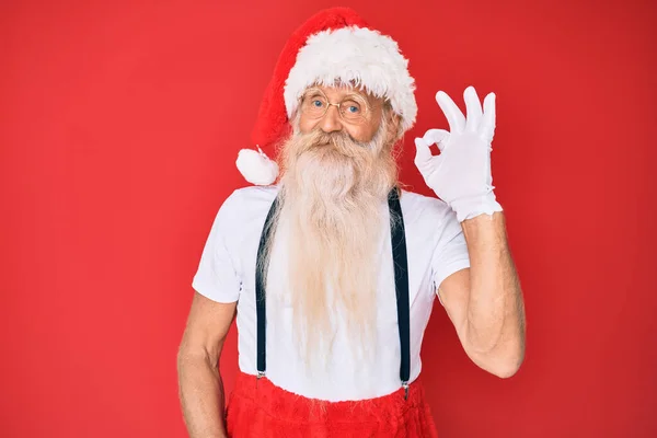 Staruszek Siwymi Włosami Długą Brodą Białej Koszulce Kostiumie Świętego Mikołaja — Zdjęcie stockowe