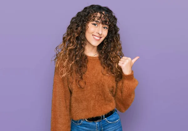 Joven Chica Hispana Vestida Con Ropa Casual Sonriendo Con Cara —  Fotos de Stock