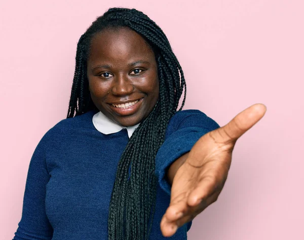 Joven Mujer Negra Con Trenzas Con Ropa Casual Sonriente Amable —  Fotos de Stock