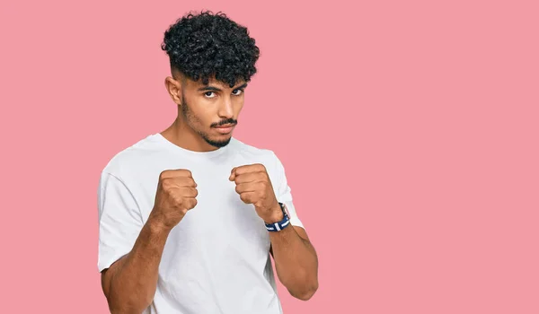 Hombre Árabe Joven Vistiendo Camiseta Blanca Casual Listo Para Luchar — Foto de Stock